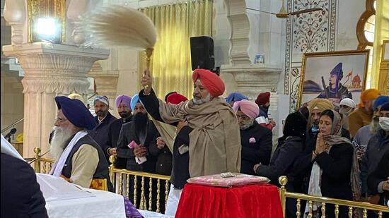 Congress candidate from Mohali and sitting MLA, Balbir Sidhu, paying obeisance at Gurdwara Singh Shaheedan in Sohana on Sunday. (HT Photo)