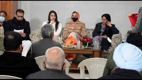 CHB officials and mayor Sarabjit Kaur during a meeting with representatives of RWAs at the Sector 40 community centre in Chandigarh on Sunday. (HT Photo)