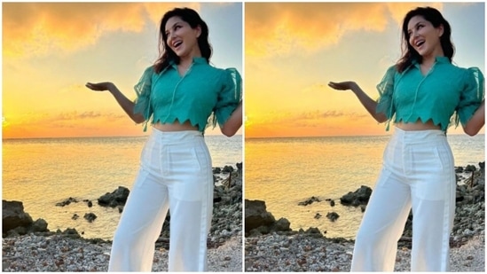 Sunny's top came with dramatic georgette sleeves and V-cut details near the waist.(Instagram/@sunnyleone)