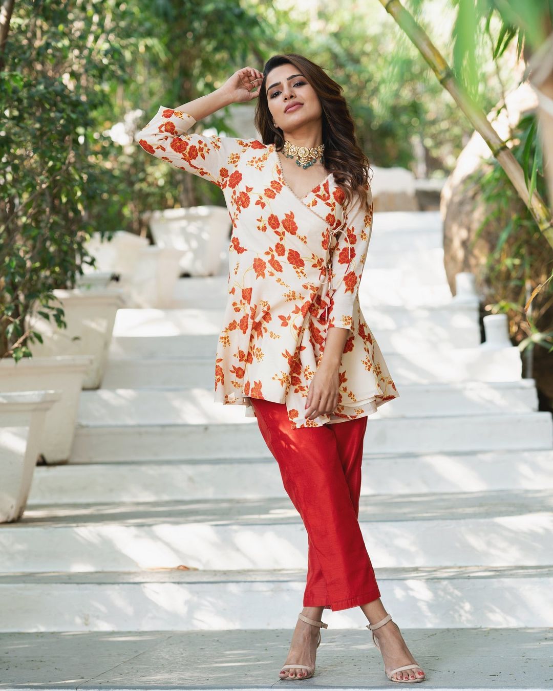 Actress Samantha Akkineni wearing 'Pinka' Mashru red kurta and 'Aftab'  Varanasi silk brocade pale blue pant, with her mo… | Red kurta, Kurta  designs, Indian couture