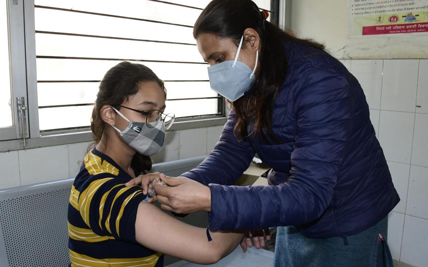 A medic administers Covid vaccine to a teen in Ludhiana. (HT Photo)
