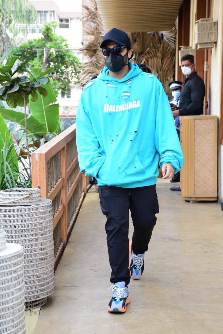 Arjun Kapoor exiting the restaurant after his lunch date with Malaika Arora.