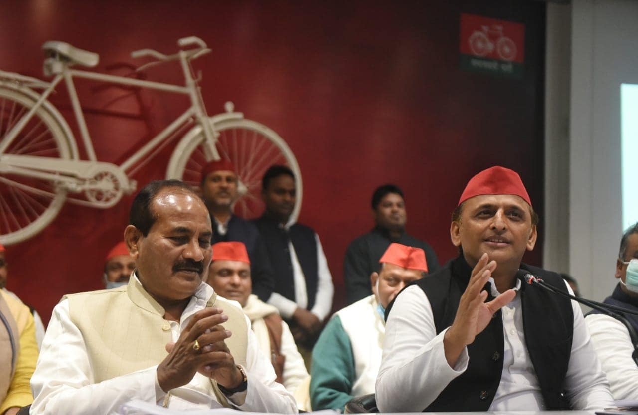 Samajwadi Party chief Akhilesh Yadav (R) interacts during a press event along with new inductee, former BJP leader, Dara Singh Chauhan (L), on Sunday, January 16, 2022. (Photo by Deepak Gupta Hindustan Times)