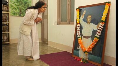 Kathak dancer and disciple of Pandit Birju Maharaj, Prabha Marathe is seen paying her homage to her guru at her dance studio, Kala Chaya, on Monday. (Ravindra Joshi/HT PHOTO) Kathak dancer and disciple of Pandit Birju Maharaj, Prabha Marathe is seen paying her homage to her guru at her dance studio, Kala Chaya, on Monday. (Ravindra Joshi/HT PHOTO)