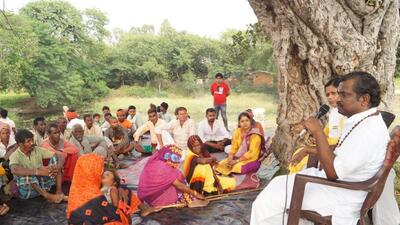 Uttar Pradesh assembly polls: Dr Rajiv Sri Guru, chief of the Ram Panth, interacts with Musahar community members in Sonbhadra in eastern UP. He says politics needs to be purified. (HT Photo)
