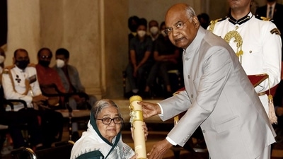 President Ram Nath Kovind presenting the Padma Shri award to Shanti Devi, at Rashtrapati Bhavan in New Delhi last year. (ANI Photo)