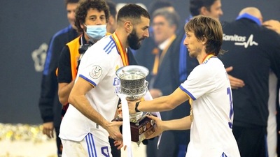 Karim Benzema and Luka Modric celebrate with the trophy after winning the Spanish Super Cup (REUTERS)