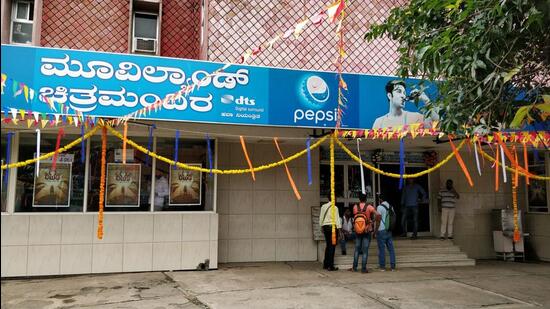 The inconspicuous death of the single screen theatres in Bengaluru began way before the pandemic and with the arrival of multiplexes in the late 2000s. (HT)