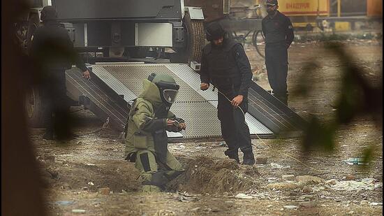 According to the officials, the IED found in an unclaimed bag at the entrance of the flower market contained RDX and ammonium nitrate apart from the timer device, NSG said in its report. (Raj K Raj/HT)