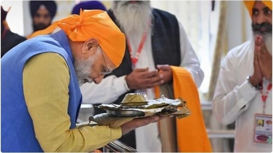 PM Modi receives 'parsad' after paying obeisance at Gurdwara Sri Ber Sahib in Sultanpur Lodhi, Punjab.(PTI File Photo)