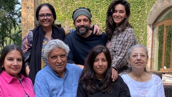 Shabana Azmi, Javed Akhtar, Zoya Akhtar, Honey Irani, Shibani Dandekar, Farhan Akhtar and Tanvi Azmi pose together.