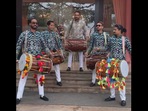 The artists playing a dhol version of Ranjha from Shershaah and Justin Bieber's Stay. (instagram/@sanjaydholies) The artists playing a dhol version of Ranjha from Shershaah and Justin Bieber's Stay. (instagram/@sanjaydholies)