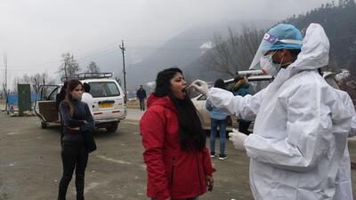 A health worker collects a swab sample from a tourist for Covid-19 test on the Srinagar-Sonamarg highway at Kangan, Jammu and Kashmir, on Tuesday. (Waseem Andrabi/HT)