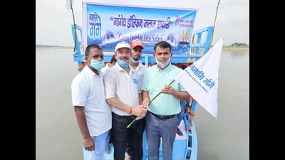 Divisional forest officer Mahavir Kaujalgi with Ganga activist Rajesh Shukla attending a programme at Kaithi village (HT file) Divisional forest officer Mahavir Kaujalgi with Ganga activist Rajesh Shukla attending a programme at Kaithi village (HT file)