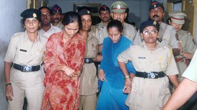 Seema Gavit (left, in red saree) and Renuka Shinde, from August 31, 2006. The two sisters were convicted in 2001 by the Sessions Court in Kolhapur for kidnapping thirteen children and murdering six of them. (HT Archive) Seema Gavit (left, in red saree) and Renuka Shinde, from August 31, 2006. The two sisters were convicted in 2001 by the Sessions Court in Kolhapur for kidnapping thirteen children and murdering six of them. (HT Archive)