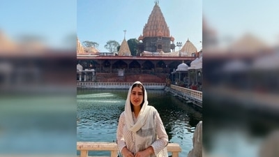 Sara Ali Khan captioned her post, "Maa aur Mahakal." (Instagram/@saraalikhan95) Sara Ali Khan captioned her post, "Maa aur Mahakal." (Instagram/@saraalikhan95)