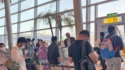 Passengers at the boarding gate of Abu Dhabi Airport (Used only for representation)