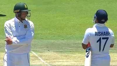 Rassie Van der Dussen talks to Rishabh Pant. (Screengrab) Rassie Van der Dussen talks to Rishabh Pant. (Screengrab)
