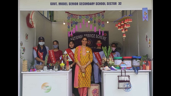 Prachi Mann, a programming officer of the National Service Scheme (NSS) for Government Model Senior Secondary School, Sector 32, with her students. (HT Photo)