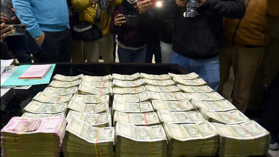 A probe has been launched to see if the seized ₹99,30,500 cash was linked to the Uttar Pradesh assembly polls. (Sunil Ghosh /HT)
