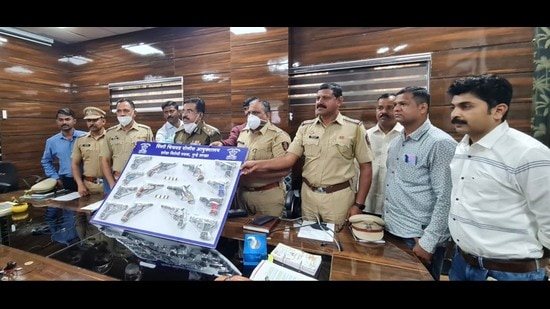 The Pimpri-Chinchwad crime branch officials seized 14 pistols and eight live cartridges from a gang of dacoits who were arrested two weeks ago in Pune. (HT PHOTO)
