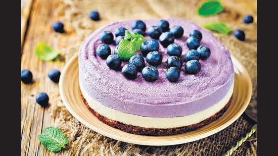 Raw vegan blueberry cashews cake (Photo: Shutterstock)