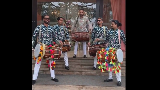 The artists playing a dhol version of Ranjha from Shershaah and Justin Bieber's Stay. (instagram/@sanjaydholies) The artists playing a dhol version of Ranjha from Shershaah and Justin Bieber's Stay. (instagram/@sanjaydholies)