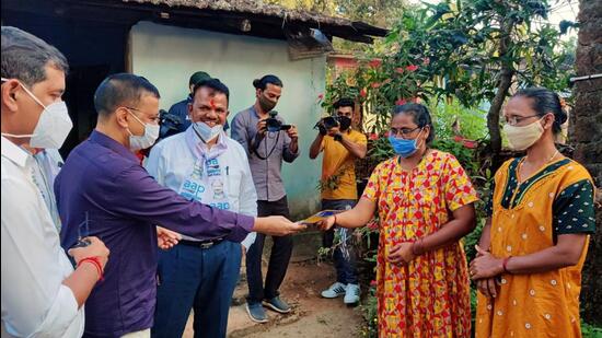 AAP chief Arvind Kejriwal joins a door-to-door campaign at Shiroda, in south Goa, ahead of next month’s elections. His party, along with the TMC and Congress, on Tuesday released separate list of candidates, putting to rest speculation over a grand opposition alliance to fight the BJP in the state. (ANI)