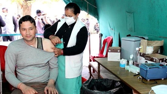 A health worker administers Covid-19 vaccine booster dose to a frontline worker at the Zonal Hospital, Kullu, Himachal Pradesh. (Aqil Khan /HT)