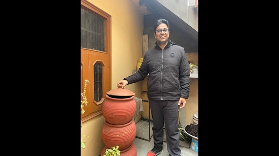 Amit Garg, 37, a resident of Sector 40, Chandigarh, composts wet waste in his house and uses it for kitchen gardening. (HT Photo)