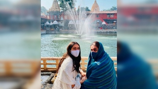 Sara Ali Khan had earlier posted photos of herself and her mother having a gala time in Mahakaleshwar Jyotirlinga in Ujjain, Madhya Pradesh, a temple dedicated to Lord Shiva.(Instagram/@saraalikhan95)