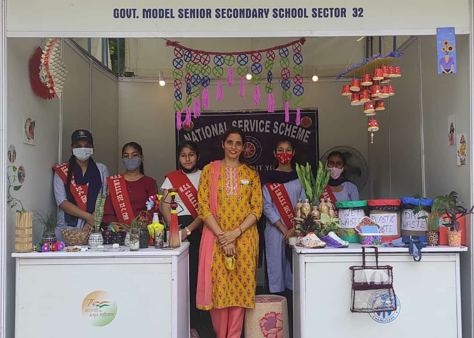 Prachi Mann, a programming officer of the National Service Scheme (NSS) for Government Model Senior Secondary School, Sector 32, with her students. (HT Photo)