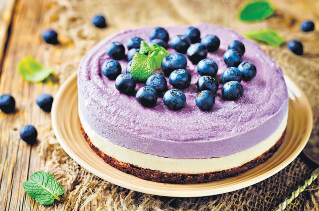 Raw vegan blueberry cashews cake (Photo: Shutterstock)