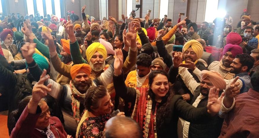 Aam Aadmi Party supporters celebrating the announcement of Bhagwant Mann as the Punjab CM face in Mohali on Tuesday afternoon. Social distancing norms were, however, thrown to the wind as the celebrations took over. (Ravi Kumar/HT) Aam Aadmi Party supporters celebrating the announcement of Bhagwant Mann as the Punjab CM face in Mohali on Tuesday afternoon. Social distancing norms were, however, thrown to the wind as the celebrations took over. (Ravi Kumar/HT)