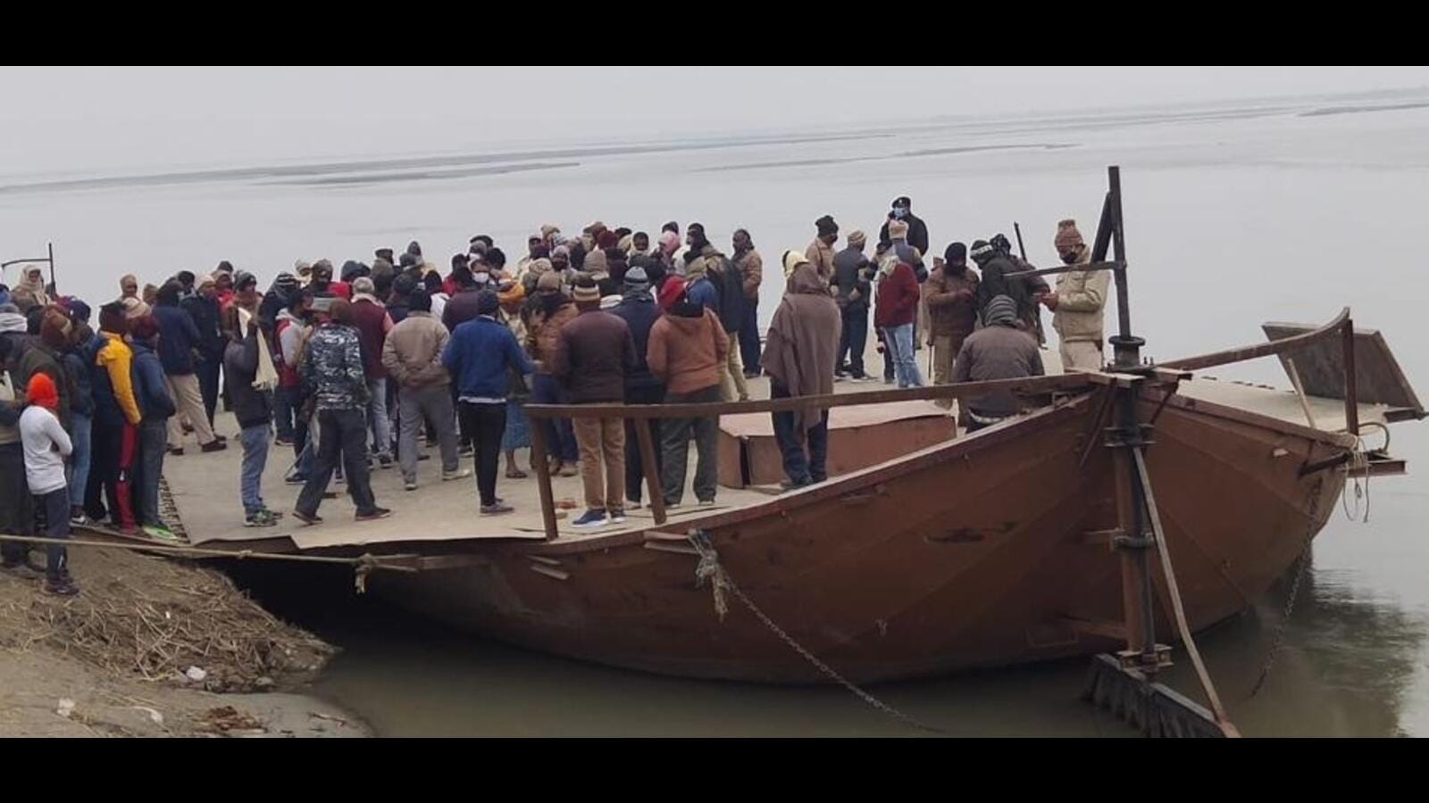 1 dead, 4 missing after tractor on boat topples into Gandak river