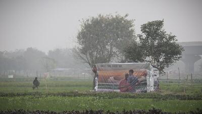 A field in Mayur Vihar shrouded in a layer of fog on Wednesday. Experts said models that make use of widely available, low-cost sensor data and satellite imagery have the potential to provide daily local air quality information to thousands of people. (Sanchit Khanna/Hindustan Times)