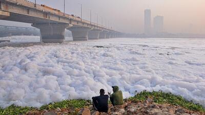 High levels of ammonia not only disrupts supply of water to several parts of the city, but is also an indicator of the inability of the river water to support aquatic life. (HT Archive)