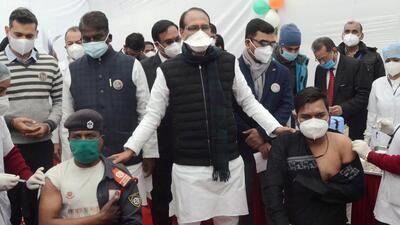 Bhopal: Healthworkers administer doses of Covid-19 vaccine to beneficiaries in presence of Madhya Pradesh chief minister Shivraj Singh Chouhan on January16 (PTI File Photo)