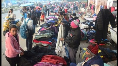 Locals flock flea market to procure affordable woollens in Civil Lines in Prayagraj. (Anil Kumar Maurya/HT) Locals flock flea market to procure affordable woollens in Civil Lines in Prayagraj. (Anil Kumar Maurya/HT)