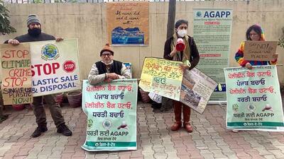 Members of NGO-AGAPP staging a protest outside the office of PPCB in Ludhiana over the alleged failure of department to stop manufacturing and use of banned plastic carry bags. (HT File) Members of NGO-AGAPP staging a protest outside the office of PPCB in Ludhiana over the alleged failure of department to stop manufacturing and use of banned plastic carry bags. (HT File)