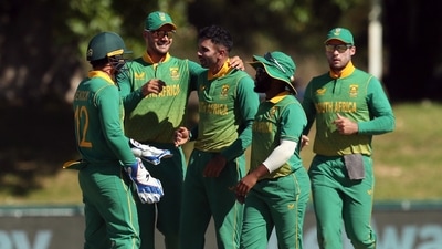 Cricket - First One Day International - South Africa v India - Boland Park, Paarl, South Africa - January 19, 2022  South Africa's Keshav Maharaj celebrates with teammates after taking the wicket of India's Shikhar Dhawan REUTERS/Sumaya Hisham (REUTERS)