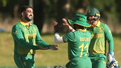 Cricket - First One Day International - South Africa v India - Boland Park, Paarl, South Africa - January 19, 2022  South Africa's Tabraiz Shamsi celebrates after taking the wicket of India's Bhuvneshwar Kumar, caught by South Africa's Temba Bavuma REUTERS/Sumaya Hisham (REUTERS)