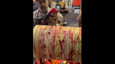 A man preparing the 90 kg roller ice-cream at an eatery in Kamla Nagar, Delhi.&nbsp; (instagram/@thefoodieshub)