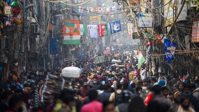 A massive crowd of shoppers seen at Sadar Bazar in New Delhi, India, on Wednesday, January 19, 2022. (Amal KS / Hindustan Times) A massive crowd of shoppers seen at Sadar Bazar in New Delhi, India, on Wednesday, January 19, 2022. (Amal KS / Hindustan Times)
