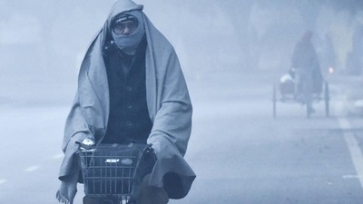 A person rides a cycle on a cold and foggy morning in Dwarka, New Delhi. (Vipin Kumar/HT photo) A person rides a cycle on a cold and foggy morning in Dwarka, New Delhi. (Vipin Kumar/HT photo)