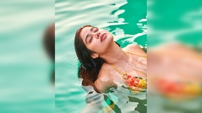 Ace designer Manish Malhotra and Janhvi Kapoor's aunt, Maheep Kapoor were left speechless with her pictures and dropped emojis in the comment section. (Instagram/@janhvikapoor) Ace designer Manish Malhotra and Janhvi Kapoor's aunt, Maheep Kapoor were left speechless with her pictures and dropped emojis in the comment section. (Instagram/@janhvikapoor)