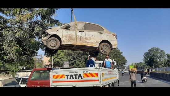 The civic body has swung into action to remove vehicles abandoned on roads across the city. (HT PHOTO)