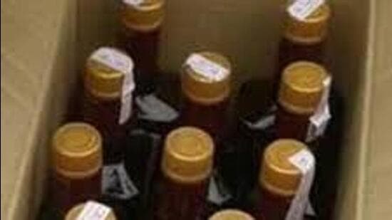 Complainant Deepak Kumar said four persons on two motorcycles arrived to smash the shutters of the liquor vend in Ludhiana (Representative Photo/HT Files)