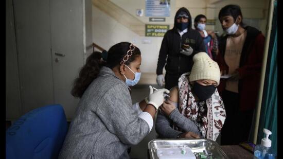 A health worker administers a dose of Covid-19 vaccine at a polyclinic in Sector 31, Gurugram, on Tuesday. (Parveen Kumar/HT) A health worker administers a dose of Covid-19 vaccine at a polyclinic in Sector 31, Gurugram, on Tuesday. (Parveen Kumar/HT)