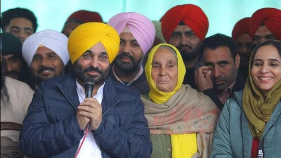 AAP’s Punjab chief ministerial candidate Bhagwant Mann visited his native village, Satoj, in Sangrur to meet people. (HT Photo)